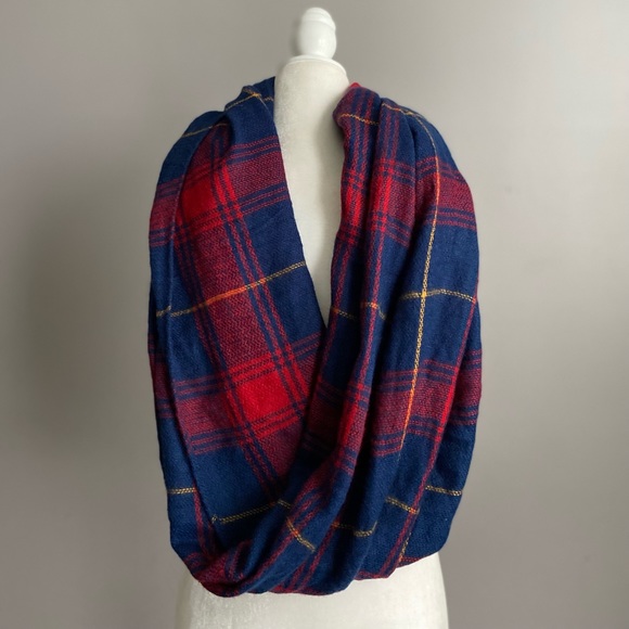 New Noel Plaid Triangle Scarf - Picture 4 of 7